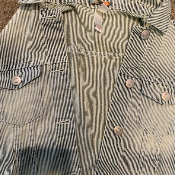 Girls sleeveless jean jacket - Picture 3 of 4